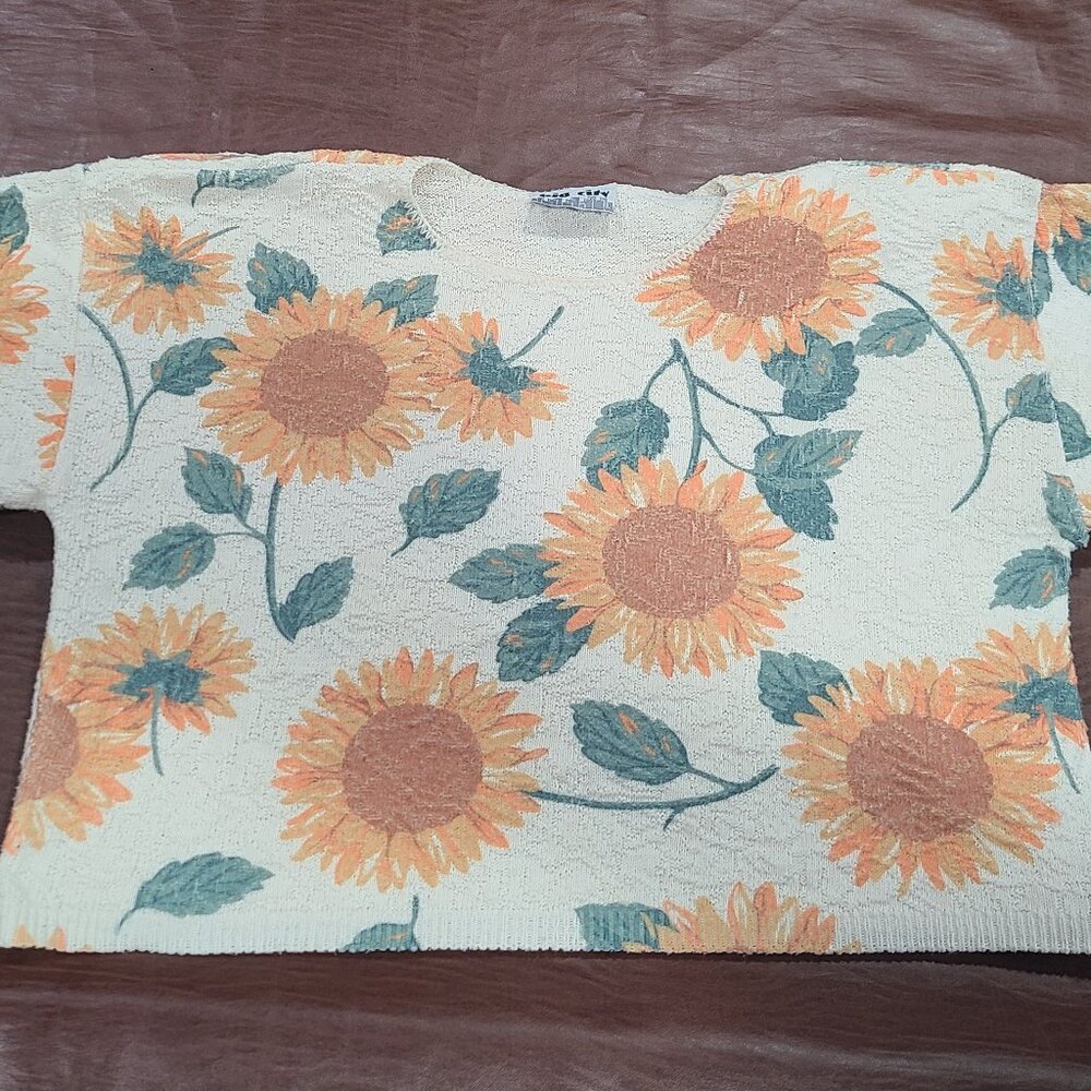 VINTAGE 1990s Big City sunflower crop sweater